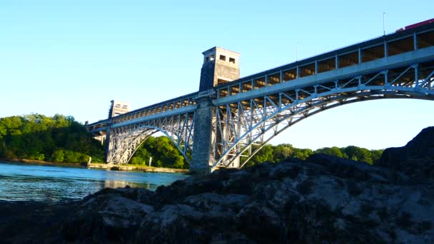 Alçak Açı Pont Britannia Galler Köprüsünün Altında Akan Nehir — Stok video