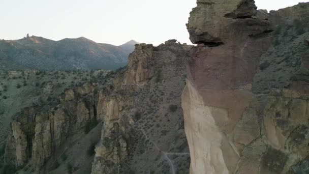Aerial Close View Monkey Face Smith Rock — Stock Video