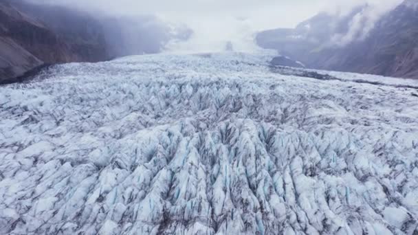 Zerklüftete Eisfläche Des Kvarjkull Gletschers Island Bewölkter Tag — Stockvideo