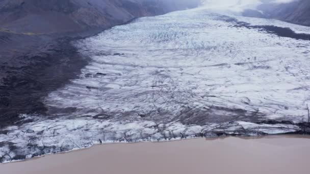 Lengua Masiva Del Glaciar Kvarjkull Ladera Montaña Islandia Nublado — Vídeos de Stock