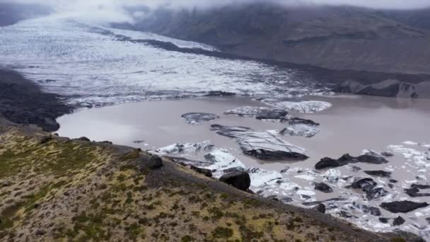 Gletser Kvarjkull Dengan Laguna Glasial Pada Hari Berawan Mengesankan Lanskap — Stok Video