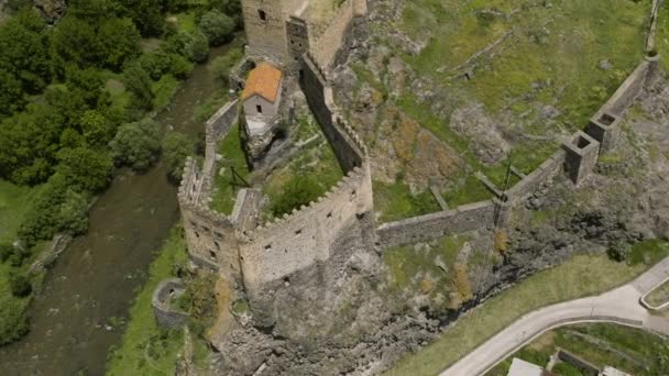 Lowering Ancient Castle Khertvisi Fortress Meskheti Georgia Inglés Aerial Drone — Vídeos de Stock