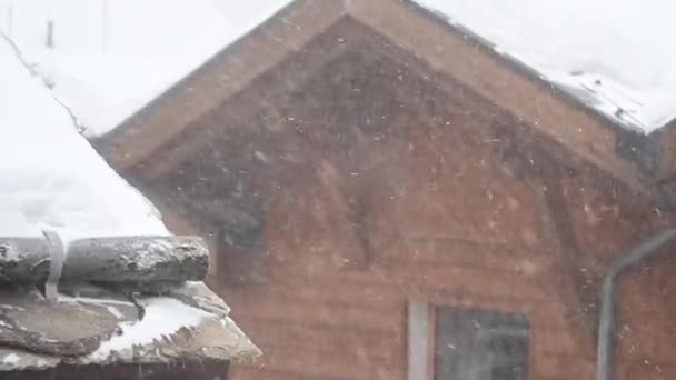 Telhado Vilarejo Suíço Durante Uma Tempestade Inverno Vento Flocos Neve — Vídeo de Stock