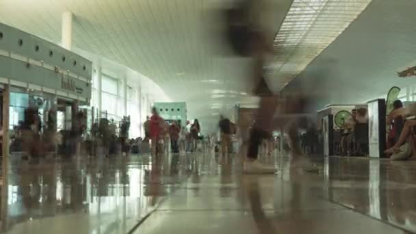 Timelapse Passagerare Som Går Inne Terminalen Barcelonas Internationella Flygplats Spanien — Stockvideo