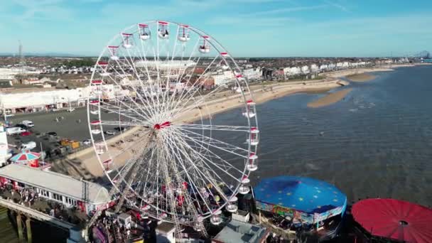 Légi Drónrepülés Blackpool Pleasure Beach Napsütés Alatt Tengerparton — Stock videók