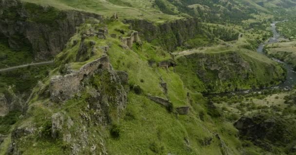 Ruïnes Van Het Fort Van Tmogvi Torenhoog Boven Rivier Mtkvari — Stockvideo