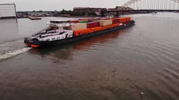 Lastkahn Mit Frachtcontainern Die Auf Der Oude Maas Zur Bogenbrücke — Stockvideo