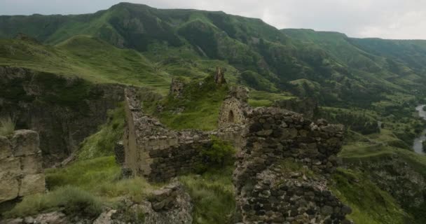 Fortaleza Arruinada Tmogvi Sitio Arqueológico Las Grandes Montañas Del Cáucaso — Vídeos de Stock