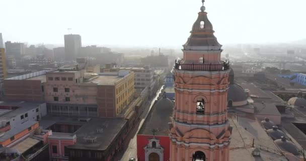 リマの サントドミンゴ の有名なペルーの修道院は ドーム周辺で午後に撮影された空中ドローンから見た — ストック動画