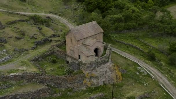 Geïsoleerde Structuur Van Historische Tsunda Kerk Buurt Van Tmogvi Fort — Stockvideo