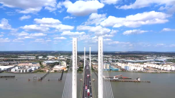 Dartford Qe2 Köprüsü Thames Nehri Üzerinde Akan Trafiğin Üzerindeki Destek — Stok video
