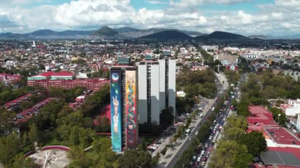 Aerial Panoramic Skott Färgglada Tall Building Vid Tlatelolco Berg Bakgrund — Stockvideo