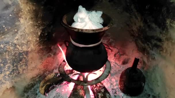 モロッコのクスクス料理は 鍋を囲む暖炉 煙と炎の中の木製の火で蒸すためにクスクスと呼ばれるクスクス蒸し器で調理されます 伝統的な皿だ モロッコ — ストック動画