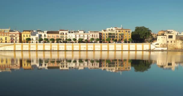 Sevilla Häuser Reflexion Guadalquivir Fluss Den Frühen Morgenstunden — Stockvideo