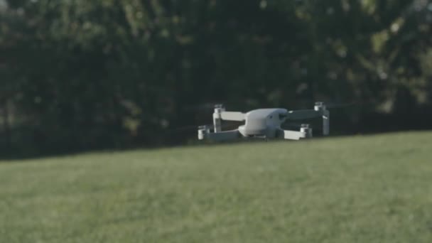 Pozdním Odpoledni Létá Dron Zahradě Venkově Itálii Detail Vrtule Pohybující — Stock video