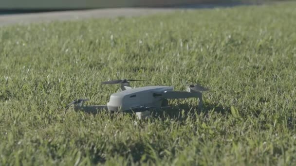 Drone Decolla Rallentatore Parte Dal Prato Verde Sale Verso Cielo — Video Stock