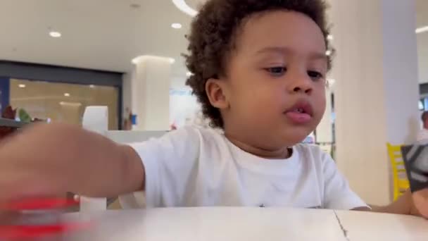 Adorable Exótico Niño Africano Europeo Dos Años Jugando Con Coche — Vídeos de Stock