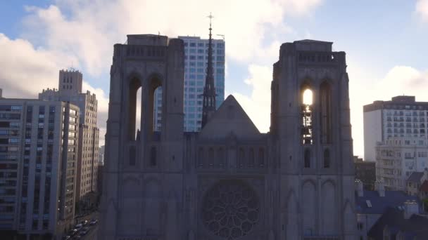 Rayos Sol Brillando Través Las Torres Histórica Catedral Grace San — Vídeo de stock