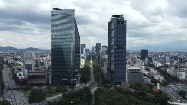 トーレ市長とBbva高層ビル群への飛行 建物のライン パセオ レフォルマ メキシコ市 — ストック動画