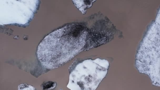 Gunung Beku Dengan Abu Hitam Permukaan Mengambang Coklat Glasial Laguna — Stok Video