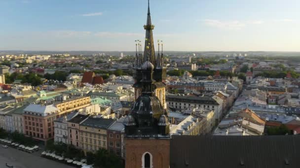 Amazing Orbiting Shot Saint Mary Basilica Cracóvia Verão Revela Rynek — Vídeo de Stock