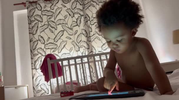 Adorable Exótico Niño Africano Europeo Dos Años Jugando Con Una — Vídeo de stock