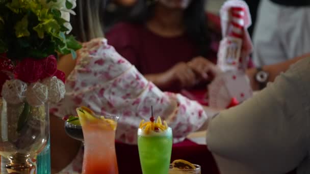 Karten Spielende Frauen Konzentrieren Sich Auf Trinken — Stockvideo