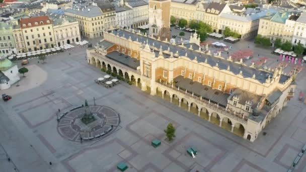 Aerial Pullback Avslöjar Sankt Mariakyrkan Och Rynek Glowny Plaza Krakows — Stockvideo