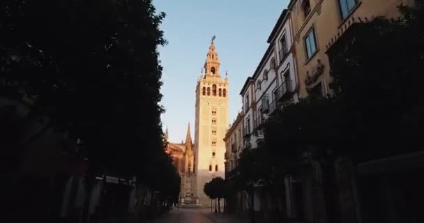 Hyperlapse Chůze Směrem Giralda Cathedral Tower Seville Během Východu Slunce — Stock video
