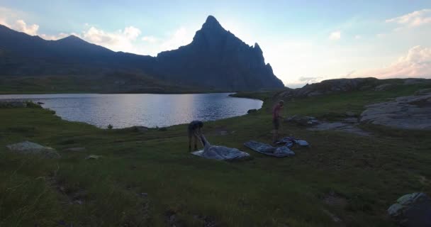 아나트 산맥의 봉우리와 스페인 피레네 산맥에 호수에 등산객의 — 비디오