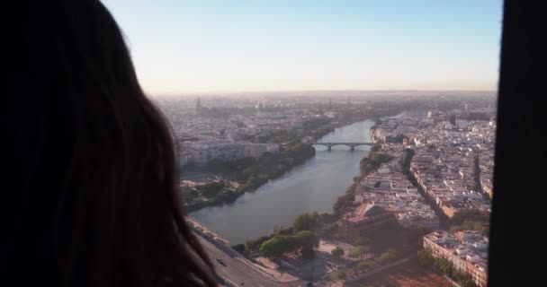 Widok Tyłu Młodej Kobiety Cieszącej Się Widokiem Okna Drapacza Chmur — Wideo stockowe