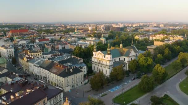 Drone Flies Ovan Historiska Byggnader Krakow Polen Vid Soluppgången Sommaren — Stockvideo
