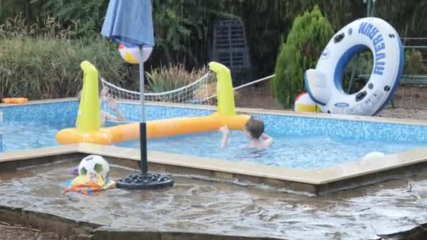 Père Fils Jouent Volley Ball Piscine Heureux Pendant Tempête Pluie — Video