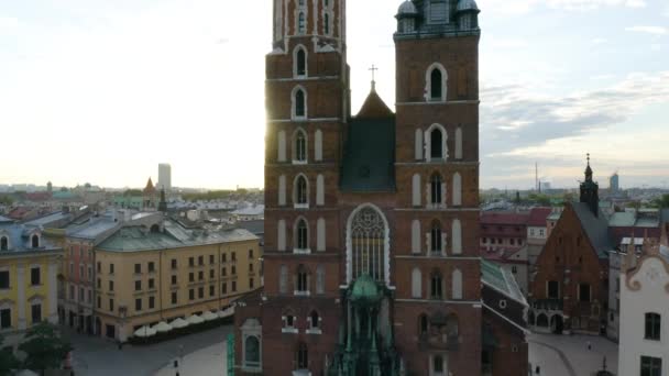 Luftaufnahmen Zeigen Die Marienkirche Krakau Polen Mit Sonnenbrand Hintergrund — Stockvideo