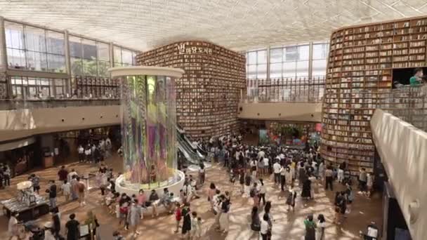 Люди Передвигаются Наблюдая Выбирая Книги Starfield Library Coex Mall Панорамный — стоковое видео