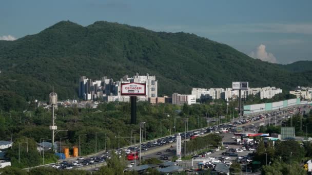 Pemandangan Lalu Lintas Mobil Berat Bergerak Gyeongbu Expressway Terhadap Pegunungan — Stok Video