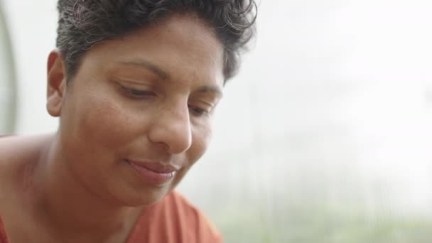 Self Suficiency Indická Žena Studuje Něco Svých Rukou — Stock video