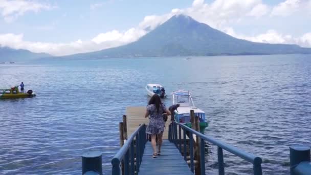 Visitantes Caminan Hacia Muelle Del Lago Atitlán Laguna Santa Cruz — Vídeos de Stock