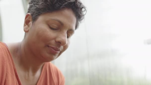 Closeup Une Femme Indienne Jardinière Dans Serre — Video