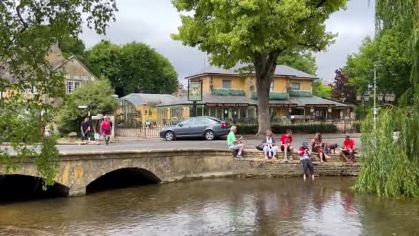 Famille Assise Près Pont Regardant River Windrush Pendant Que Les — Video