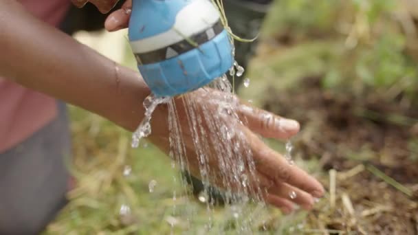 Pomalá Máma Indická Žena Myje Ruce Během Zahradničení — Stock video