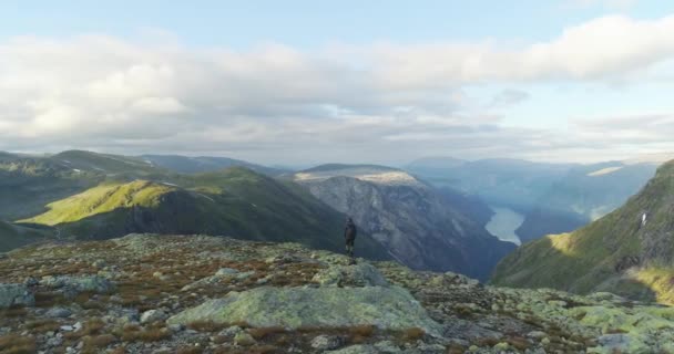 Caminante Solo Roca Montaña Mirar Majestuosa Vista Fiordo Resplandor Luz — Vídeo de stock