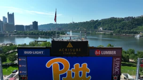 Lövöldözés Acrisure Stadionban Pitt Logó Focipálya Eredményjelzőjén Point State Park — Stock videók