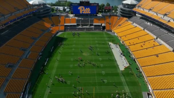 从空中飞越Acrisure体育馆的Pitt足球练习 前宾夕法尼亚匹兹堡海因茨球场 足球场和河流背景中的人的视角 — 图库视频影像