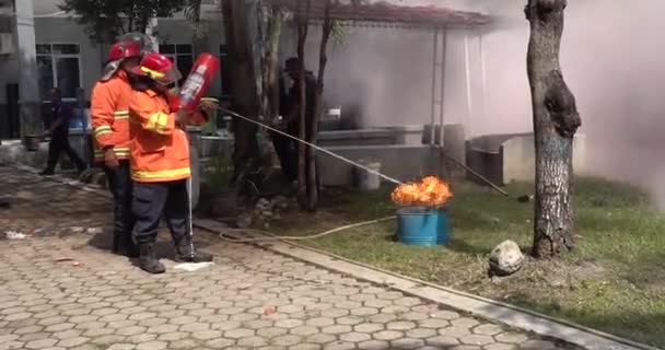 Кілька Пожежників Практикують Гасіння Вогню Бочці — стокове відео