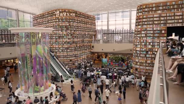 Люди Масках Посещают Библиотеку Старфилда Коэкс Молл Сеул — стоковое видео