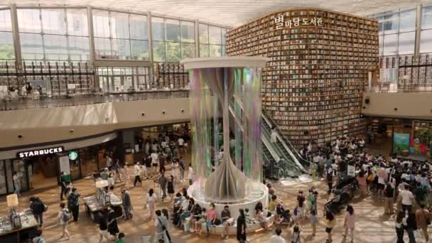 Люди Выбирают Книги Библиотеке Starfield Coex Mall — стоковое видео
