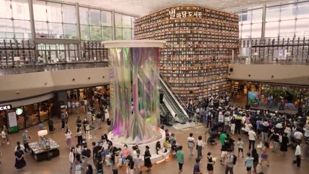 Pessoas Assistindo Performance Para Crianças Escolhendo Livros Biblioteca Starfield Coex — Vídeo de Stock