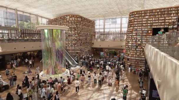 Люди Покупают Книги Ищут Информацию Библиотеке Starfield Вид Сверху — стоковое видео
