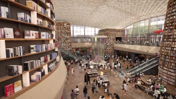 Pessoas Viajam Dentro Biblioteca Starfield Usando Máscaras Protetoras Coex Mall — Vídeo de Stock